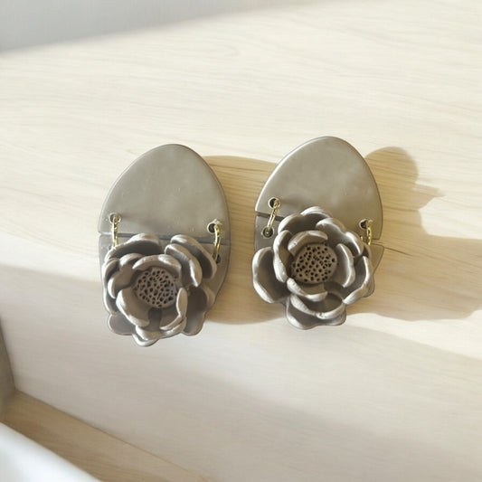 Clay earrings - flower earrings (grey)
